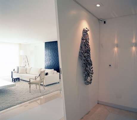 51. Corredor clean com escultura de aprende. Projeto por Sandra Picciotto