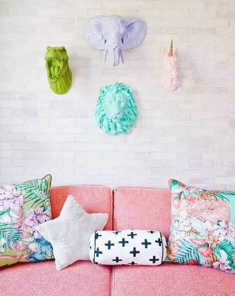 67. Escultura de parede colorida traz alegria para a decoração. Fonte: Pinterest