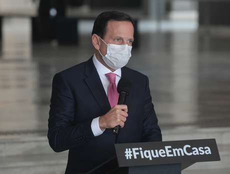 Governador João Doria utiliza máscara durante coletiva em São Paulo