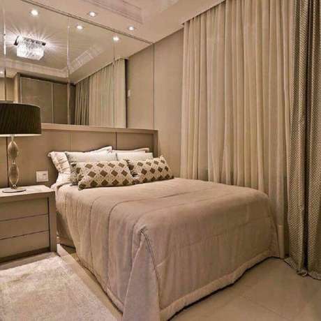 16. Decoração de quarto na cor de creme com abajur preto clássico – Foto: Officio & Arte 16. Decoração de quarto na cor de creme com abajur preto clássico – Foto: Officio & Arte