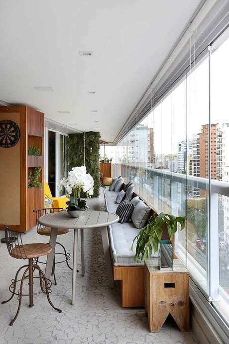 13. Área gourmet com churrasqueira e mesa confortável – Via: Casa de Valentina 13. Área gourmet com churrasqueira e mesa confortável – Via: Casa de Valentina