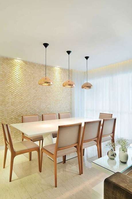 22. Decoração na cor creme claro para sala de jantar com pendentes rose gold – Foto: Architecture Art Designs 22. Decoração na cor creme claro para sala de jantar com pendentes rose gold – Foto: Architecture Art Designs