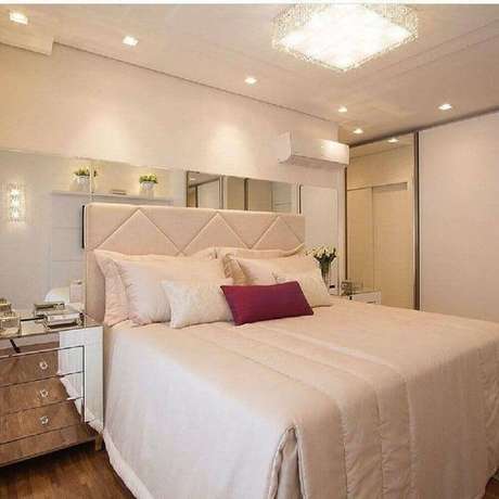 23. Decoração clean para quarto de casal na cor creme claro com criado mudo espelhado – Foto: Pinterest 23. Decoração clean para quarto de casal na cor creme claro com criado mudo espelhado – Foto: Pinterest