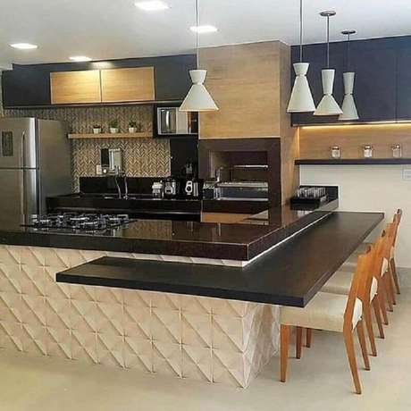 4. Cozinha gourmet moderna decorada na cor creme e preto – Foto: Revestindo a Casa 4. Cozinha gourmet moderna decorada na cor creme e preto – Foto: Revestindo a Casa