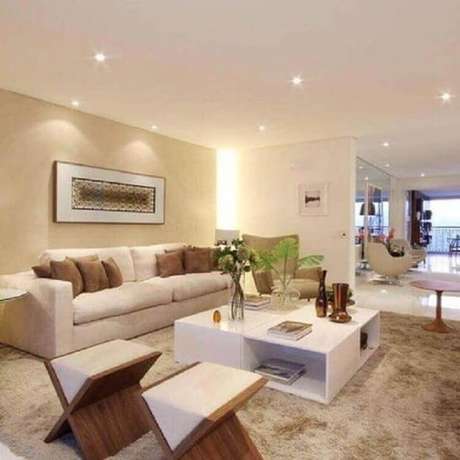 7. Decoração com almofada marrom para sofá cor creme claro – Foto: Pinterest 7. Decoração com almofada marrom para sofá cor creme claro – Foto: Pinterest