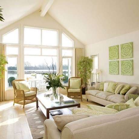 8. Decoração para sala de estar na cor creme claro e verde – Foto: Pinterest 8. Decoração para sala de estar na cor creme claro e verde – Foto: Pinterest