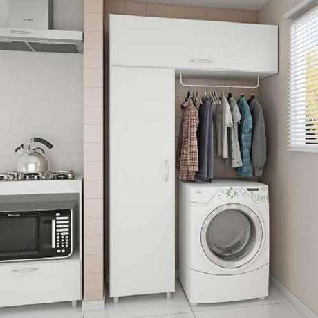 30. Alguns modelos de armário multiuso branco para lavanderia possuem cabideiros – Foto: Pinterest 30. Alguns modelos de armário multiuso branco para lavanderia possuem cabideiros – Foto: Pinterest