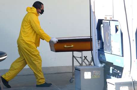 Retirada de corpos é intensa no Hospital Municipal Lourenço Jorge, no Rio de Janeiro, nos contêiners frigoríficos usados como necrotério Retirada de corpos é intensa no Hospital Municipal Lourenço Jorge, no Rio de Janeiro, nos contêiners frigoríficos usados como necrotério