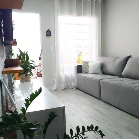 19. O sofá modular em tom cinza dá a sensação de amplitude no espaço. Fonte: NossaCasa93 19. O sofá modular em tom cinza dá a sensação de amplitude no espaço. Fonte: NossaCasa93