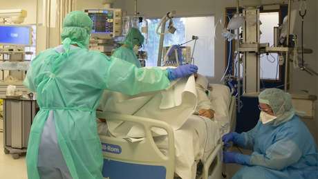 No Brasil, mais de 10 mil profissionais de enfermagem foram afastados com covid-19