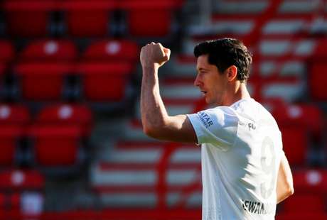 Lewandowski tem 44 gols na temporada contando números de Bayern e Polônia (Foto: HANNIBAL HANSCHKE / AFP) Lewandowski tem 44 gols na temporada contando números de Bayern e Polônia (Foto: HANNIBAL HANSCHKE / AFP)
