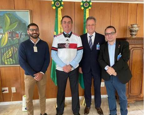 O Dr. Márcio Tannure, o presidente Jair Bolsonaro, o presidente Rodolfo Landim e o diretor Aleksander Santos em Brasília (Foto: Reproduçã/Instagram) O Dr. Márcio Tannure, o presidente Jair Bolsonaro, o presidente Rodolfo Landim e o diretor Aleksander Santos em Brasília (Foto: Reproduçã/Instagram)