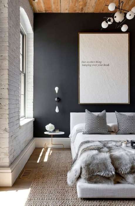 17. Cinza chumbo parede para decoração de quarto de casal com cama japonesa – Foto: Refinery29 17. Cinza chumbo parede para decoração de quarto de casal com cama japonesa – Foto: Refinery29