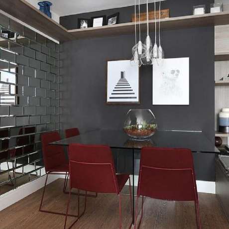 28. Sala de jantar moderna decorada na cor cinza chumbo com cadeiras vermelhas – Foto: Pinterest 28. Sala de jantar moderna decorada na cor cinza chumbo com cadeiras vermelhas – Foto: Pinterest