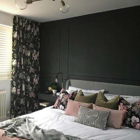 47. Decoração de quarto de casal com várias almofadas, cortina floral e parede pintada em cinza escuro – Foto: Archilovers 47. Decoração de quarto de casal com várias almofadas, cortina floral e parede pintada em cinza escuro – Foto: Archilovers