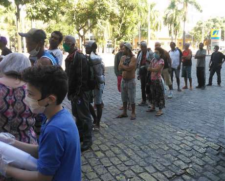 Ação de solidariedade promovida pelo grupo Panela do Bem ampara moradores em situação de rua no Rio Ação de solidariedade promovida pelo grupo Panela do Bem ampara moradores em situação de rua no Rio