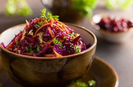 Guia da Cozinha - 7 Receitas de saladas quentes para comer nos dias frios