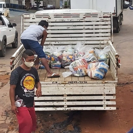Cestas básicas coletadas pela Federação das Organizações Indígenas do Rio Negro para distribuição nas comunidades Cestas básicas coletadas pela Federação das Organizações Indígenas do Rio Negro para distribuição nas comunidades
