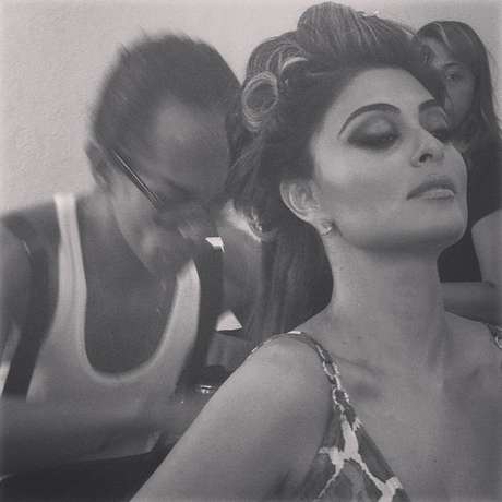 Max Weber maquiando Juliana Paes para editoral e capa da Vogue (Divulgação) Max Weber maquiando Juliana Paes para editoral e capa da Vogue (Divulgação)