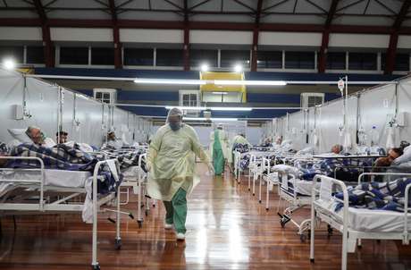 Pacientes com o novo coronavrus recebem tratamento em um ginsio transformado em hospital em Santo Andr, SP, Brasil 06/05/2020. REUTERS/Amanda Perobelli