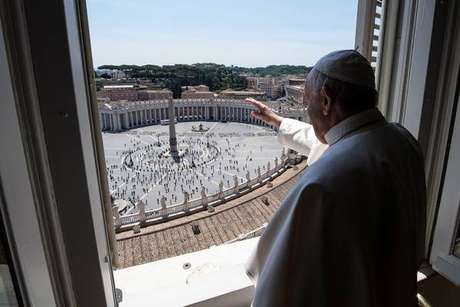 Papa Francisco abençoa fiéis na Praça São Pedro, Vaticano