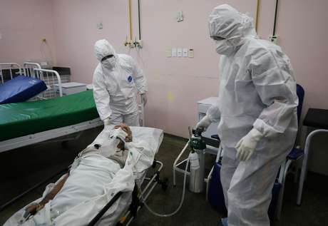 Profissionais de saúde tratam de paciente com Covid-19 em Manaus
12/05/2020 REUTERS/Bruno Kelly