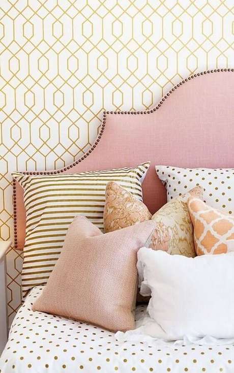 15. Invista em papel de parede e almofadas para decoração de quartos bonitos – Foto: Pinterest 15. Invista em papel de parede e almofadas para decoração de quartos bonitos – Foto: Pinterest