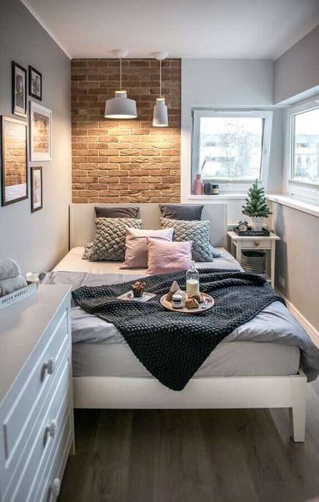 31. Decoração para quarto de casal bonito e pequeno com parede de tijolinho à vista – Foto: Archilovers 31. Decoração para quarto de casal bonito e pequeno com parede de tijolinho à vista – Foto: Archilovers