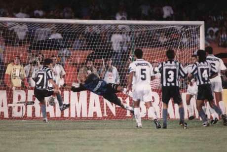 Em dezembro de 1995, Botafogo empatou com o Santos por 1 a 1 e conquistou o título do Campeonato Brasileiro de 1995 (Foto: Reprodução) Em dezembro de 1995, Botafogo empatou com o Santos por 1 a 1 e conquistou o título do Campeonato Brasileiro de 1995 (Foto: Reprodução)