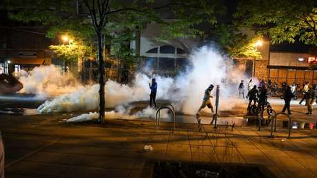 Polícia americana utilizou gás lacrimogêneo para tentar dispersar a multidão de manifestantes