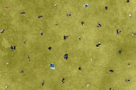 pessoas distantes em um parque pessoas distantes em um parque
