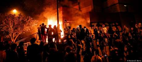 Delegacia foi incendiada em Minneapolis Delegacia foi incendiada em Minneapolis