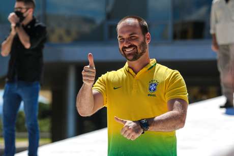 O deputado Eduardo Bolsonaro durante manifesta&ccedil;&atilde;o ao seu favor no Pal&aacute;cio da Alvorada, na cidade de Bras&iacute;lia, DF, neste domingo, 03