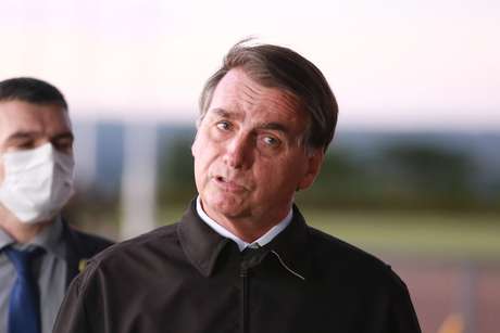 Bolsonaro vai a manifesta&ccedil;&atilde;o e cumprimenta apoiadores montado em cavalo