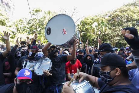 Manifestantes pr&oacute;-democracia e contr&aacute;rios ao presidente Jair Bolsonaro protestam em frente ao Museu de Arte de S&atilde;o Paulo (Masp), na Avenida Paulista
