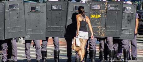 Manifestante desafia a barreira policial na Avenida Paulista