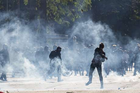 Manifestantes durante protesto a favor e contra o governo Bolsonaro na Avenida Paulista