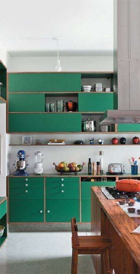 7. Decoração para cozinha com armários na cor verde esmeralda planejados com design retrô – Foto: CoachDecor 7. Decoração para cozinha com armários na cor verde esmeralda planejados com design retrô – Foto: CoachDecor