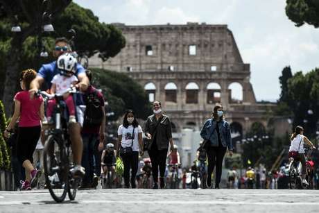Movimentação em frente ao Coliseu de Roma, já reaberto ao público Movimentação em frente ao Coliseu de Roma, já reaberto ao público