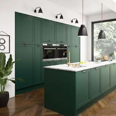 14. Cozinha planejada com ilha verde decorada com pendentes pretos – Foto: Hunker 14. Cozinha planejada com ilha verde decorada com pendentes pretos – Foto: Hunker