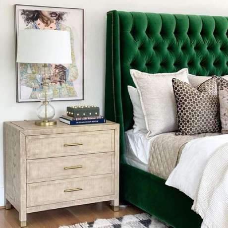 24. Decoração para quarto de casal com criado mudo de madeira e cabeceira capitonê verde – Foto: High Fashion Home 24. Decoração para quarto de casal com criado mudo de madeira e cabeceira capitonê verde – Foto: High Fashion Home