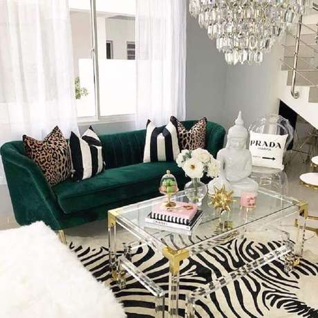 25. Decoração para sala com tapete de zebra e sofá verde esmeralda – Foto: Coco Furniture Outlet 25. Decoração para sala com tapete de zebra e sofá verde esmeralda – Foto: Coco Furniture Outlet