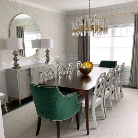 32. Sala de jantar sofisticada decorada com poltrona verde esmeralda – Foto: Andrea Sinkin Jaffe 32. Sala de jantar sofisticada decorada com poltrona verde esmeralda – Foto: Andrea Sinkin Jaffe