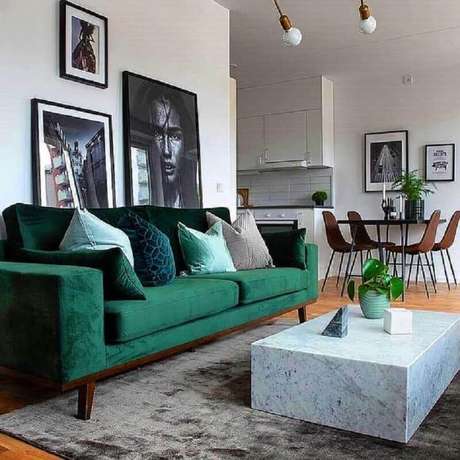 44. Sofá verde esmeralda para decoração de sala com tapete cinza e quadros grandes – Foto: Essência Móveis de Design 44. Sofá verde esmeralda para decoração de sala com tapete cinza e quadros grandes – Foto: Essência Móveis de Design