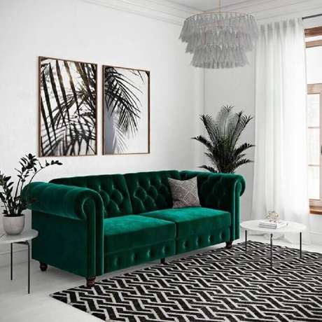 48. Decoração de sala branca com sofá chesterfield verde esmeralda – Foto: Pinterest 48. Decoração de sala branca com sofá chesterfield verde esmeralda – Foto: Pinterest