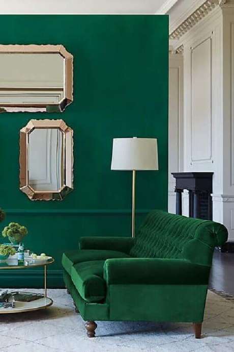 49. Sala sofisticada decorada com parede e poltrona verde esmeralda – Foto: Pinterest 49. Sala sofisticada decorada com parede e poltrona verde esmeralda – Foto: Pinterest