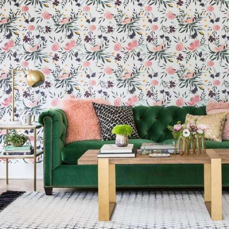 2. Sala decorada com sofá verde esmeralda e papel de parede floral – Foto: High Fashion Home 2. Sala decorada com sofá verde esmeralda e papel de parede floral – Foto: High Fashion Home