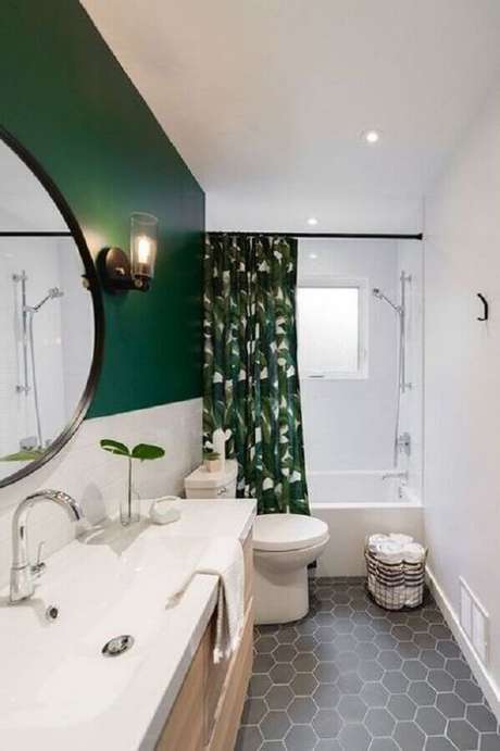 61. Banheiro pequeno decorado com parede pintada com tinta verde esmeralda – Foto: Pinterest 61. Banheiro pequeno decorado com parede pintada com tinta verde esmeralda – Foto: Pinterest
