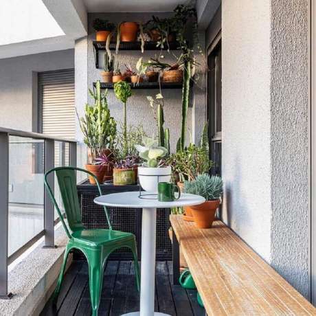 4. Decoração para varanda simples com vários vasos de plantas e cadeira verde esmeralda – Foto: Maurício Arruda 4. Decoração para varanda simples com vários vasos de plantas e cadeira verde esmeralda – Foto: Maurício Arruda