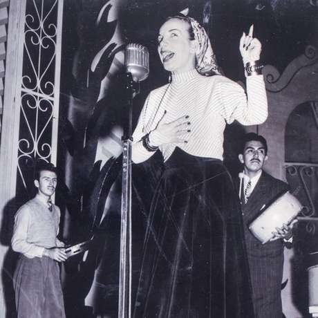 A foto da temporada londrina, em 1948, mostra um bracelete de cobre no punho esquerdo da cantora, que o usou em gravação na BBC: a joia foi arrematada por 1,5 mil reais A foto da temporada londrina, em 1948, mostra um bracelete de cobre no punho esquerdo da cantora, que o usou em gravação na BBC: a joia foi arrematada por 1,5 mil reais